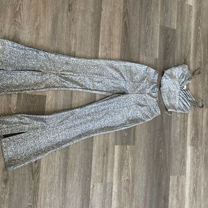 i am selling a madden nyc 2 piece a black silver color